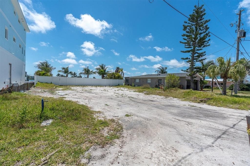 575 CRYSTAL DRIVE photo 16