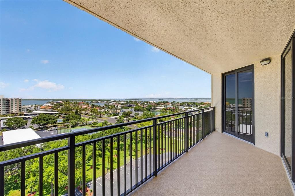 690 ISLAND WAY 909 photo 23