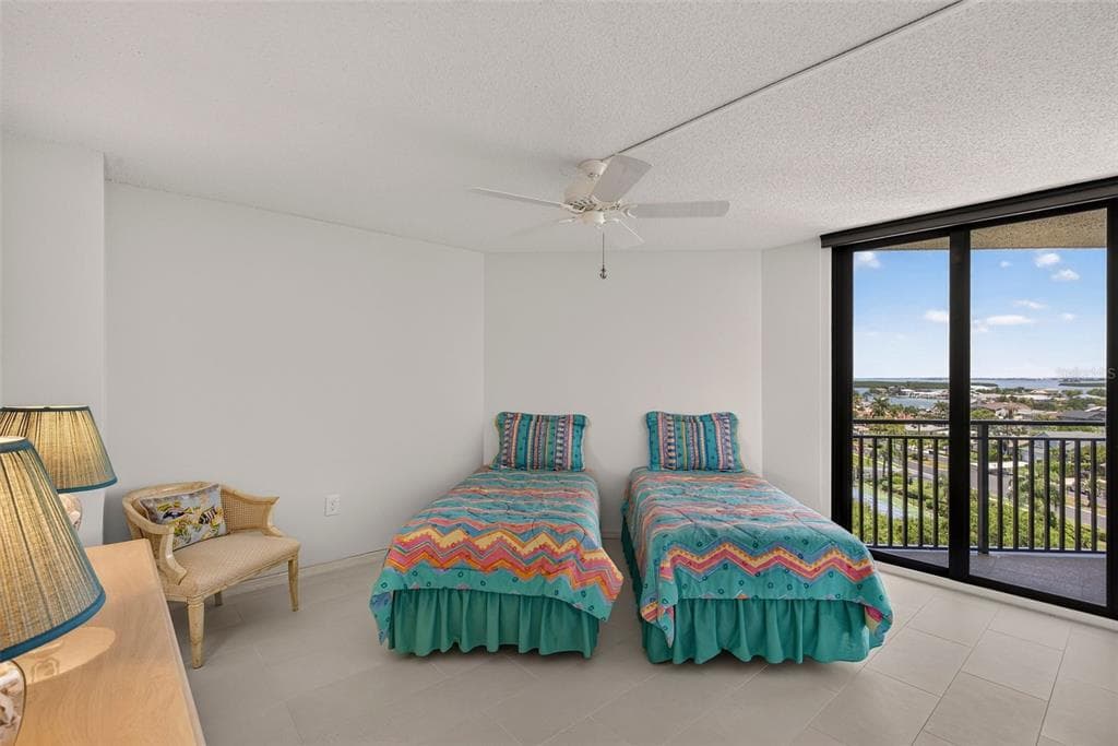 690 ISLAND WAY 909 photo 22