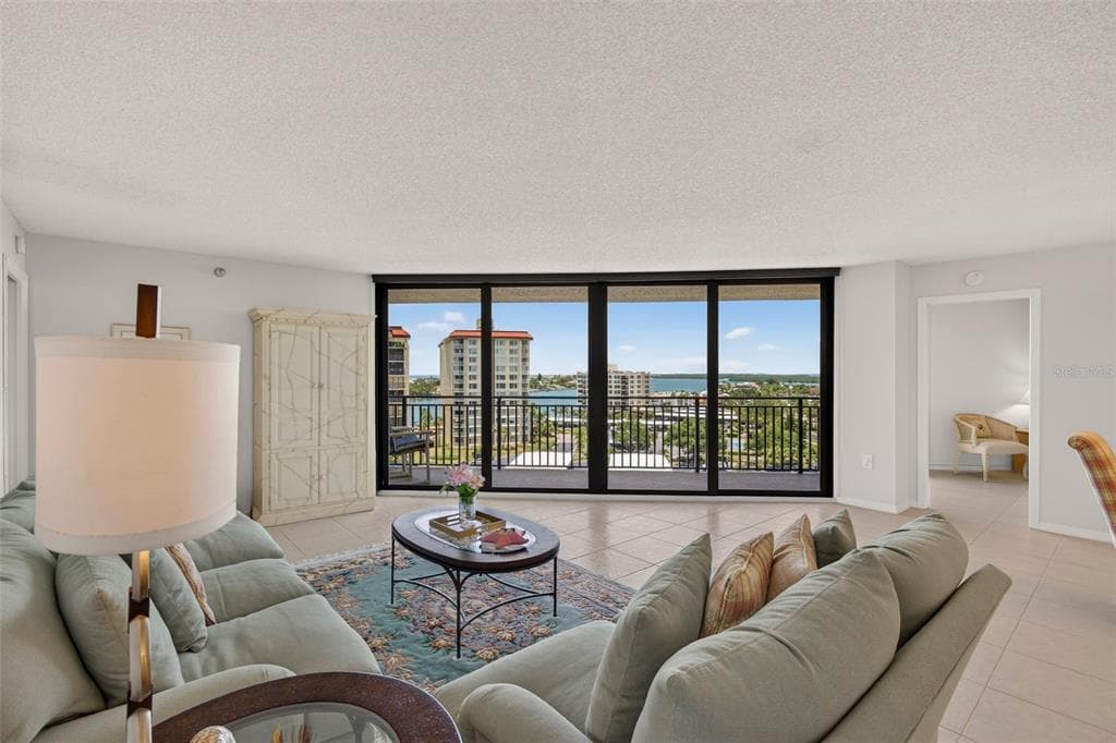690 ISLAND WAY 909 photo 14