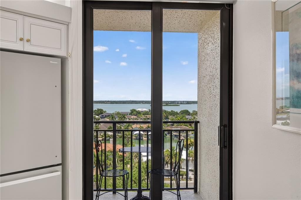 690 ISLAND WAY 909 photo 8