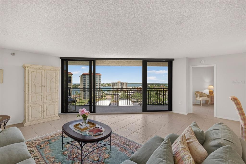 690 ISLAND WAY 909 photo 25