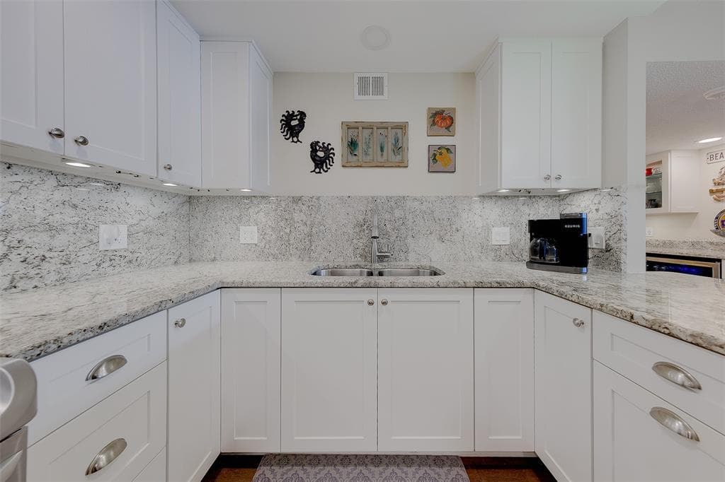 1460 GULF BOULEVARD 305 photo 3