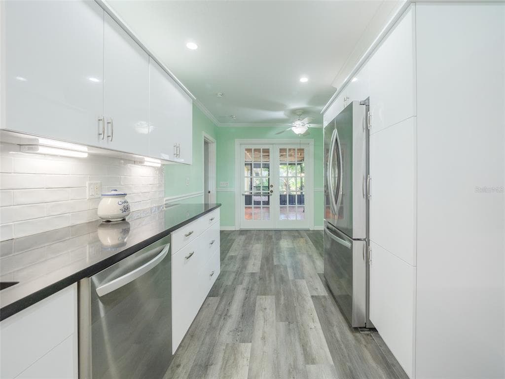 2410 RIVERSIDE DRIVE E photo 18