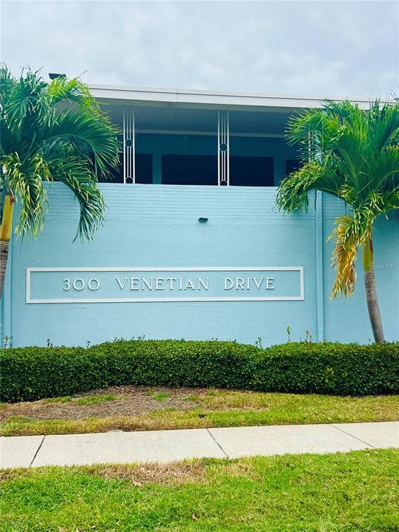 300 VENETIAN DRIVE #2 2