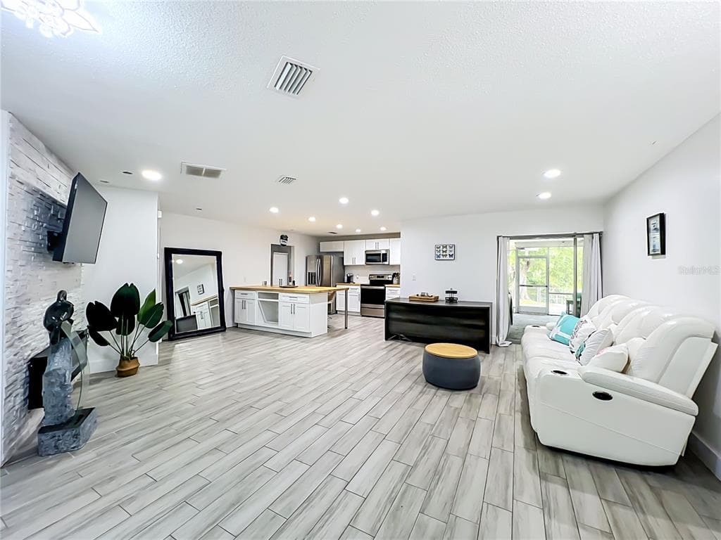 2425 LAUDERDALE COURT 4
