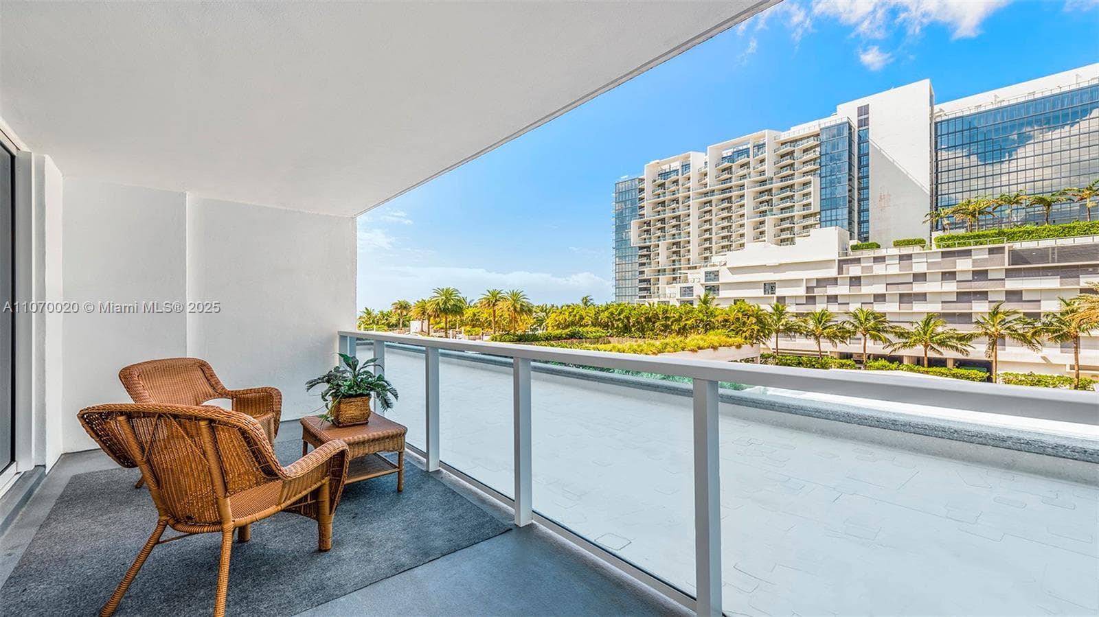 2301 Collins Ave 301 photo 2