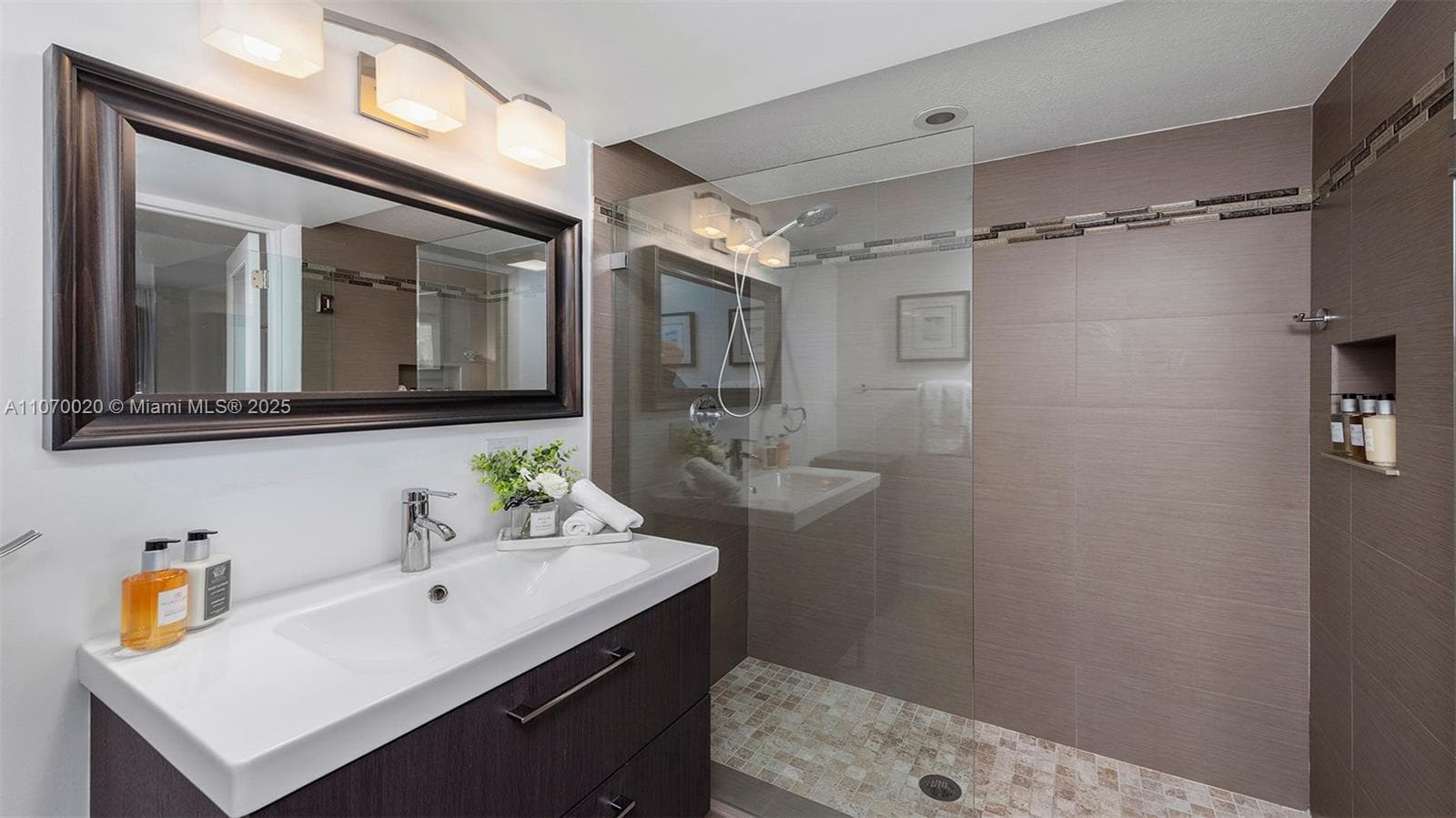 2301 Collins Ave 301 photo 17