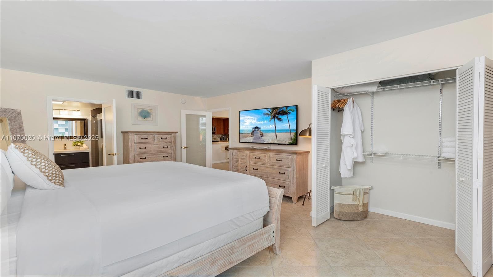 2301 Collins Ave 301 photo 15