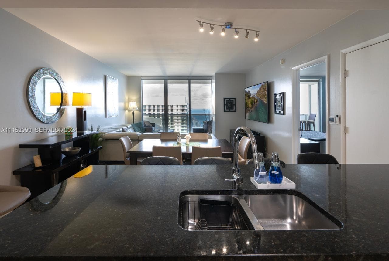1830 OCEAN DR 4710 photo 21