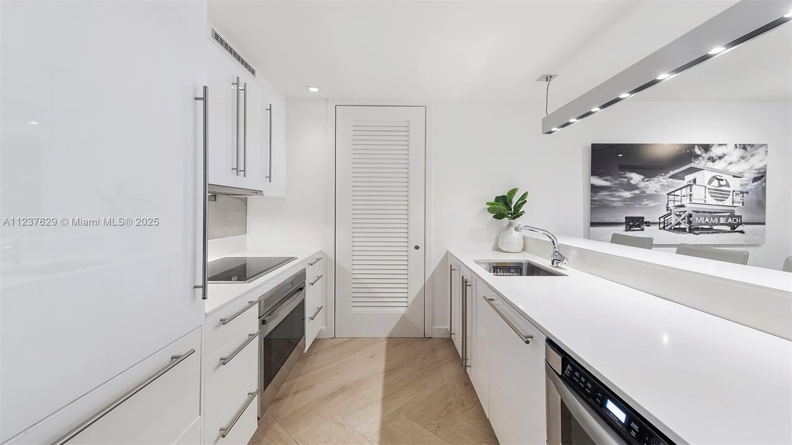 2201 Collins Ave 804 photo 4