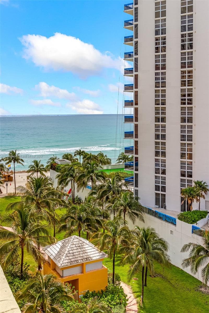 19201 Collins Ave 641 photo 2
