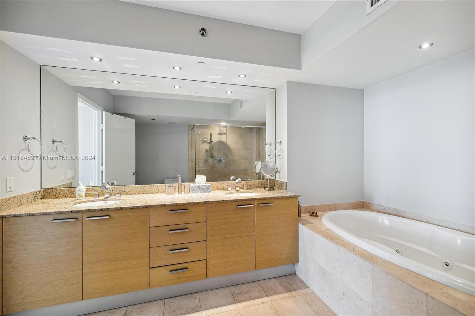 1830 Ocean Dr 2703 photo 17