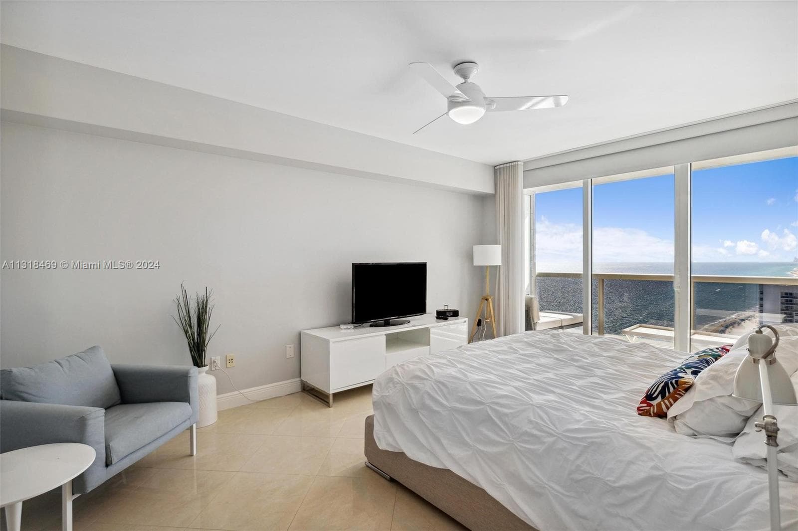 1830 Ocean Dr 2703 photo 10