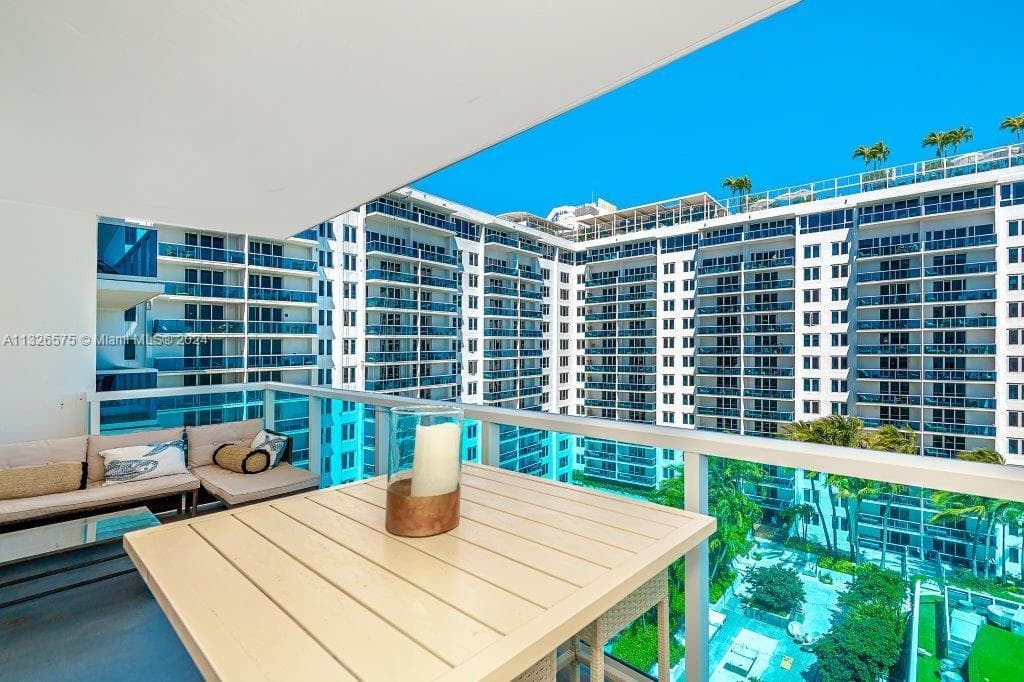 2301 Collins Ave 1117 photo 2