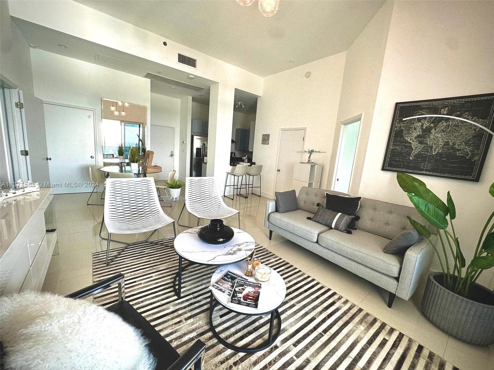 2301 Collins Ave 1626 photo 4