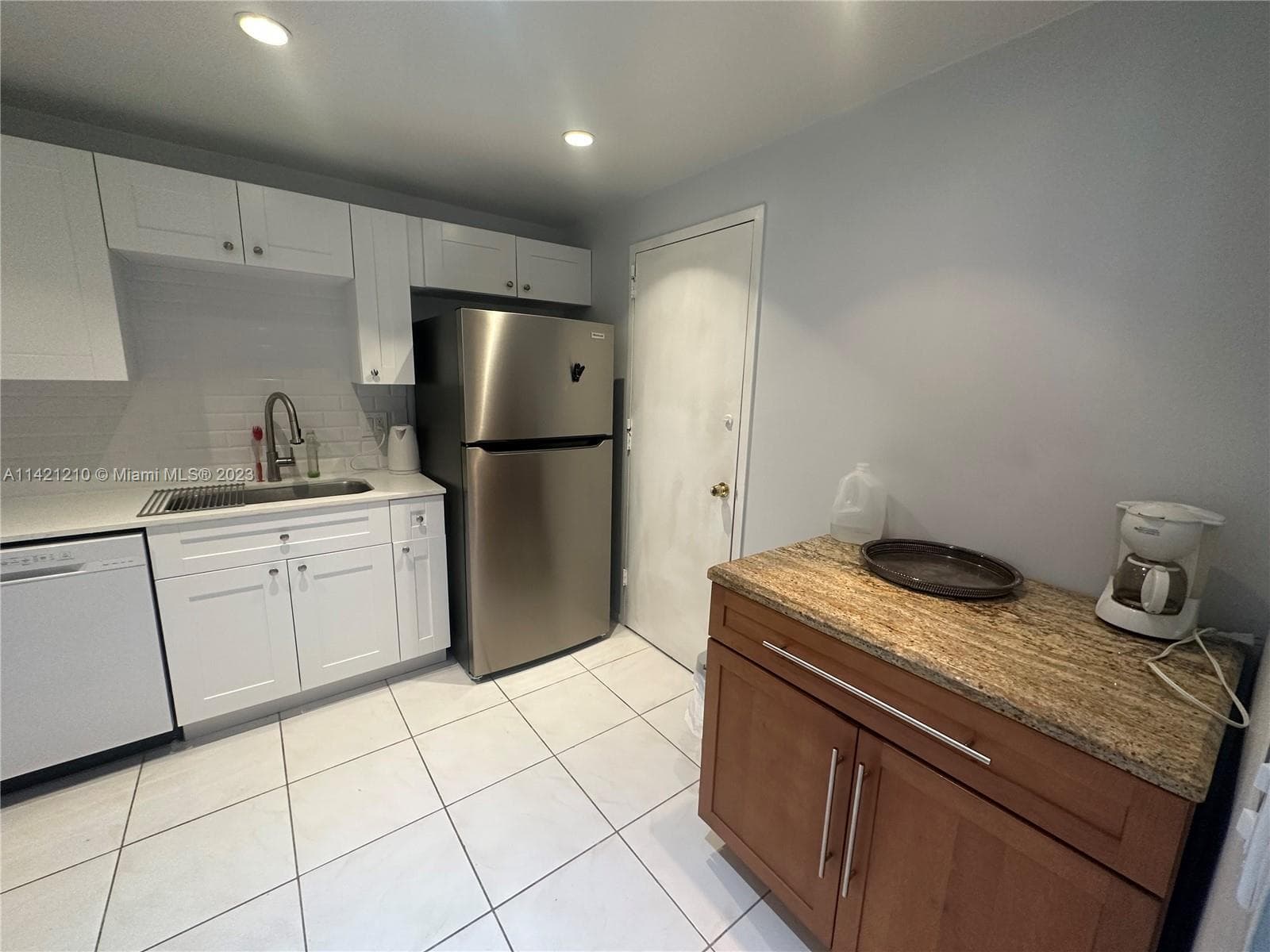 401 Golden Isles Dr 603 photo 2