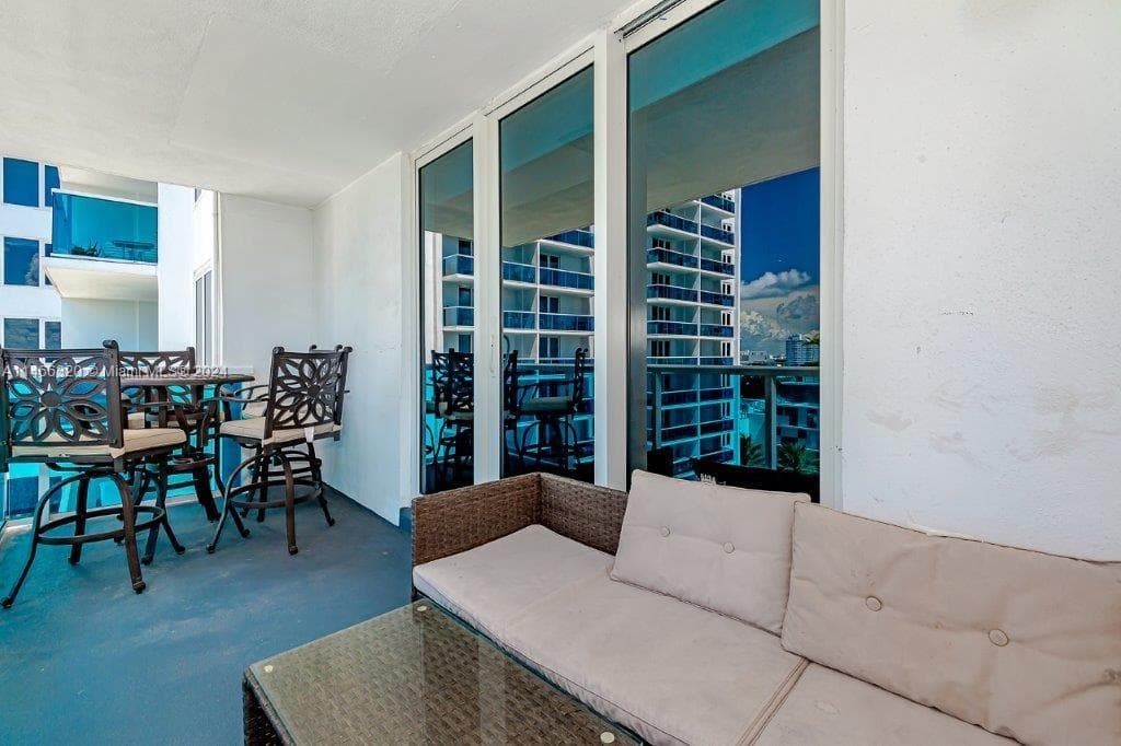 2301 Collins Ave 803 photo 4