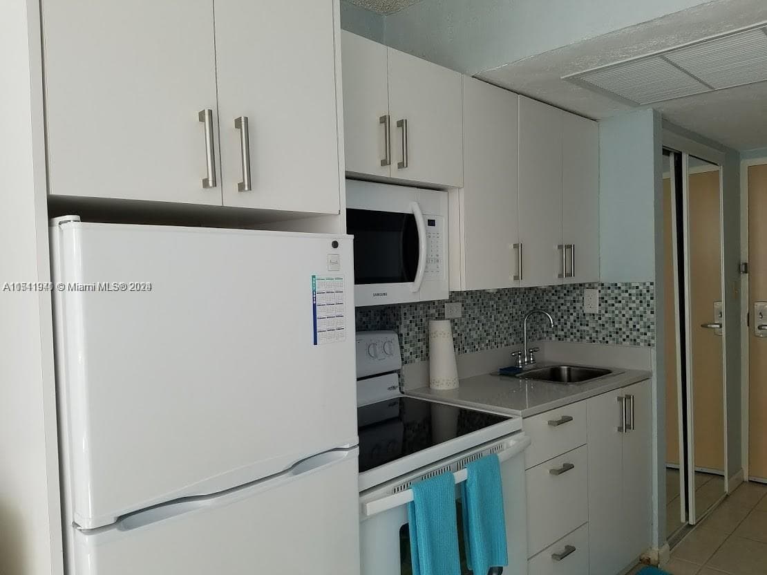 19201 COLLINS AVE 744 photo 4