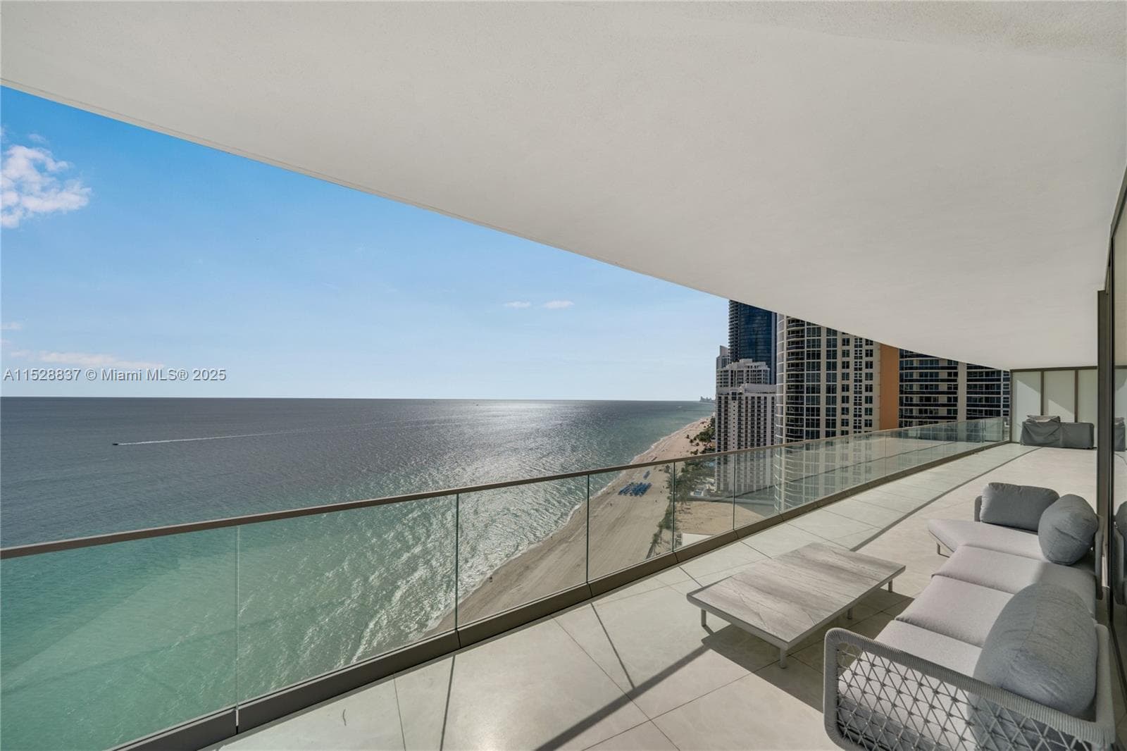 18975 Collins Ave 2000 photo 14