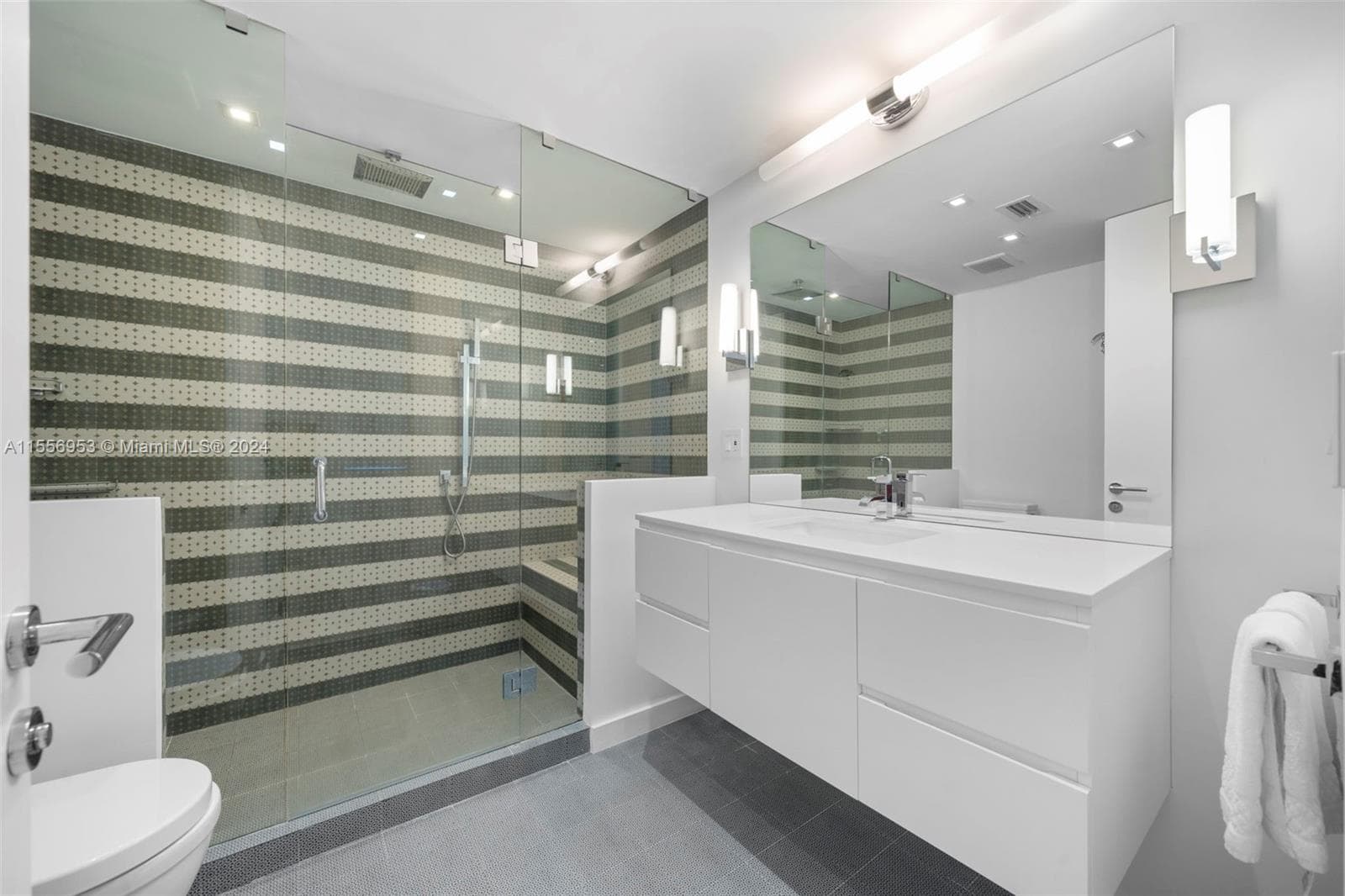 2301 Collins Ave 410 photo 15