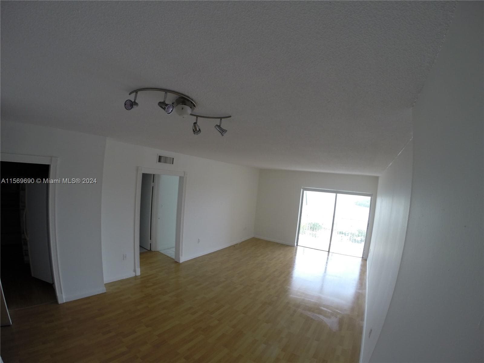 400 Kings Point Dr 905 photo 3