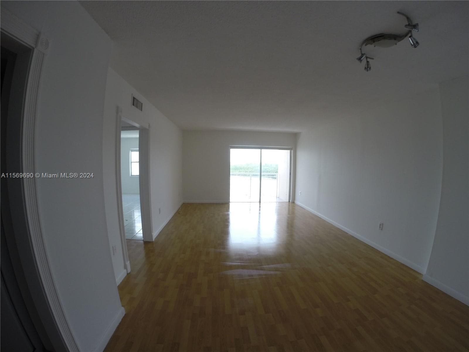 400 Kings Point Dr 905 photo 1