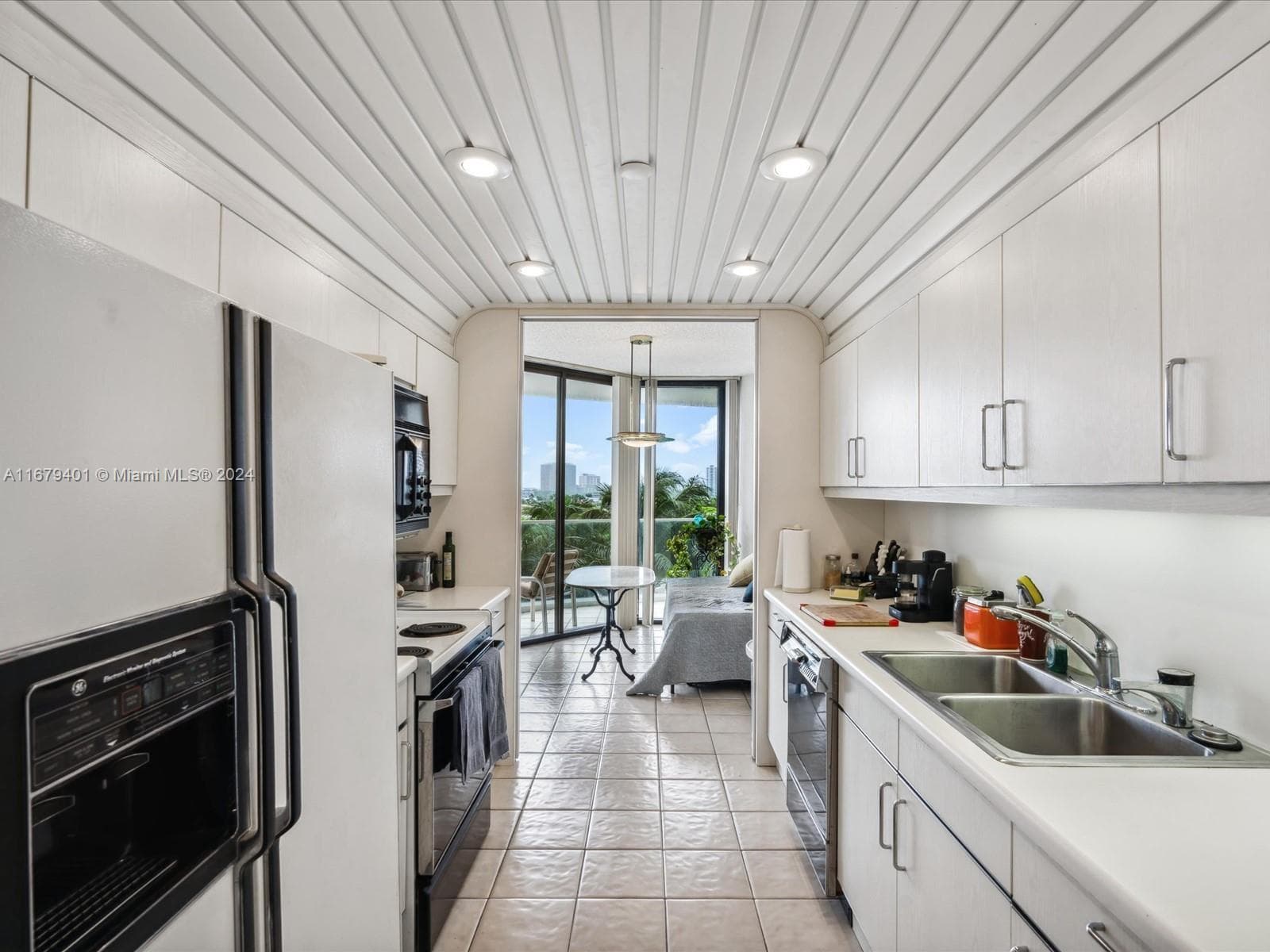 2800 Island Blvd 702 photo 8