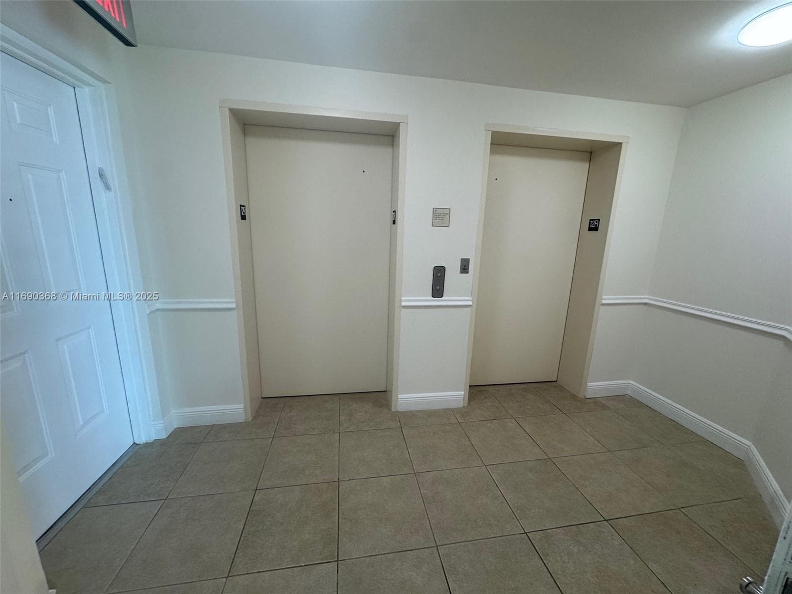 3330 NE 190 ST 1215 photo 2