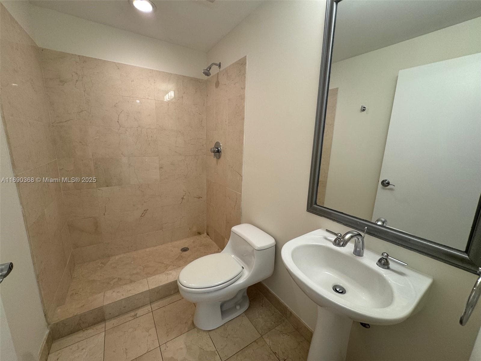 3330 NE 190 ST 1215 photo 6