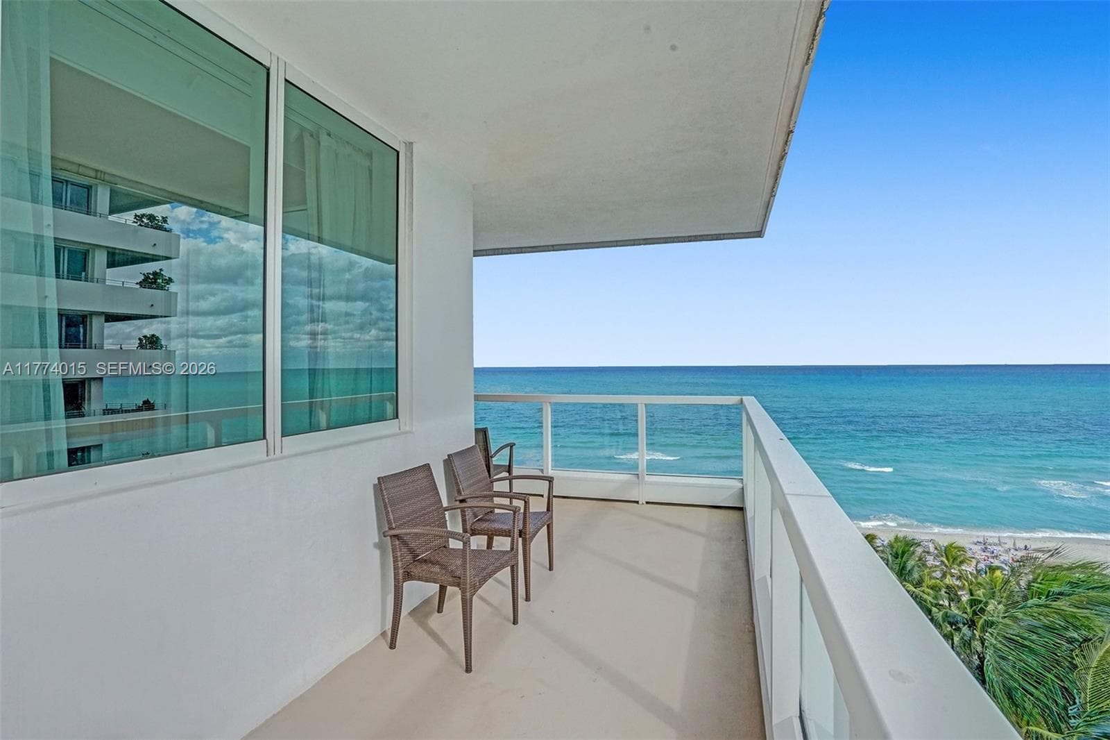 4391 Collins Ave 913/914 photo 6