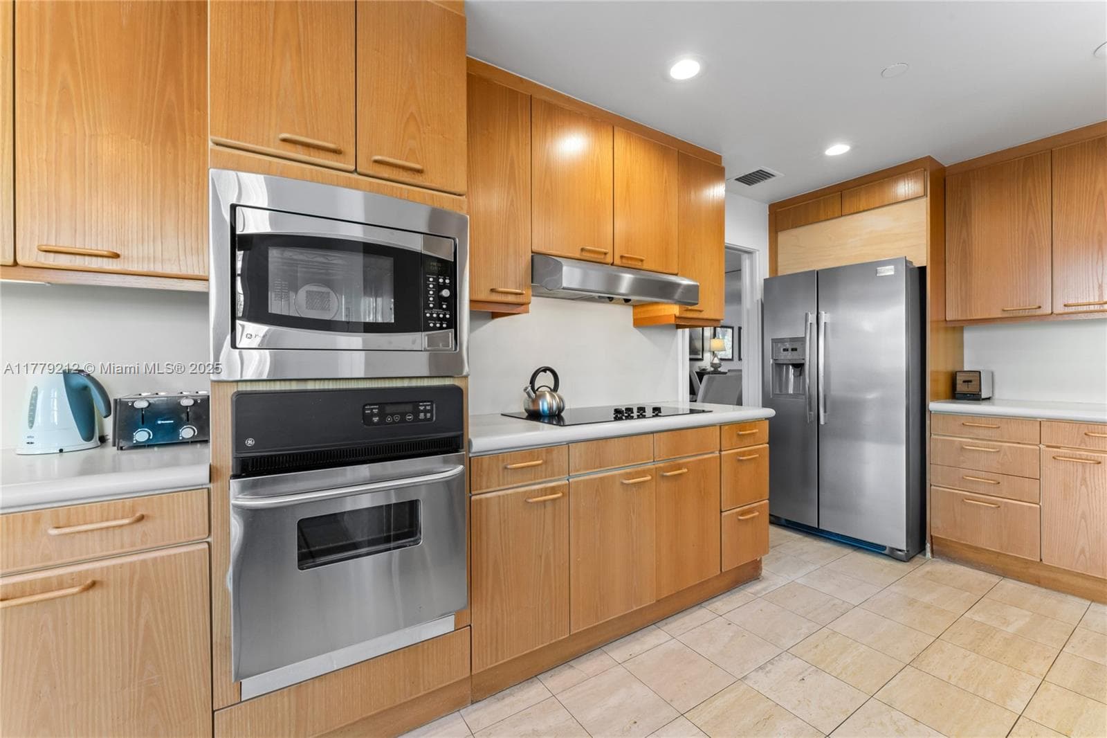 19112 Fisher Island Dr 19112 photo 25