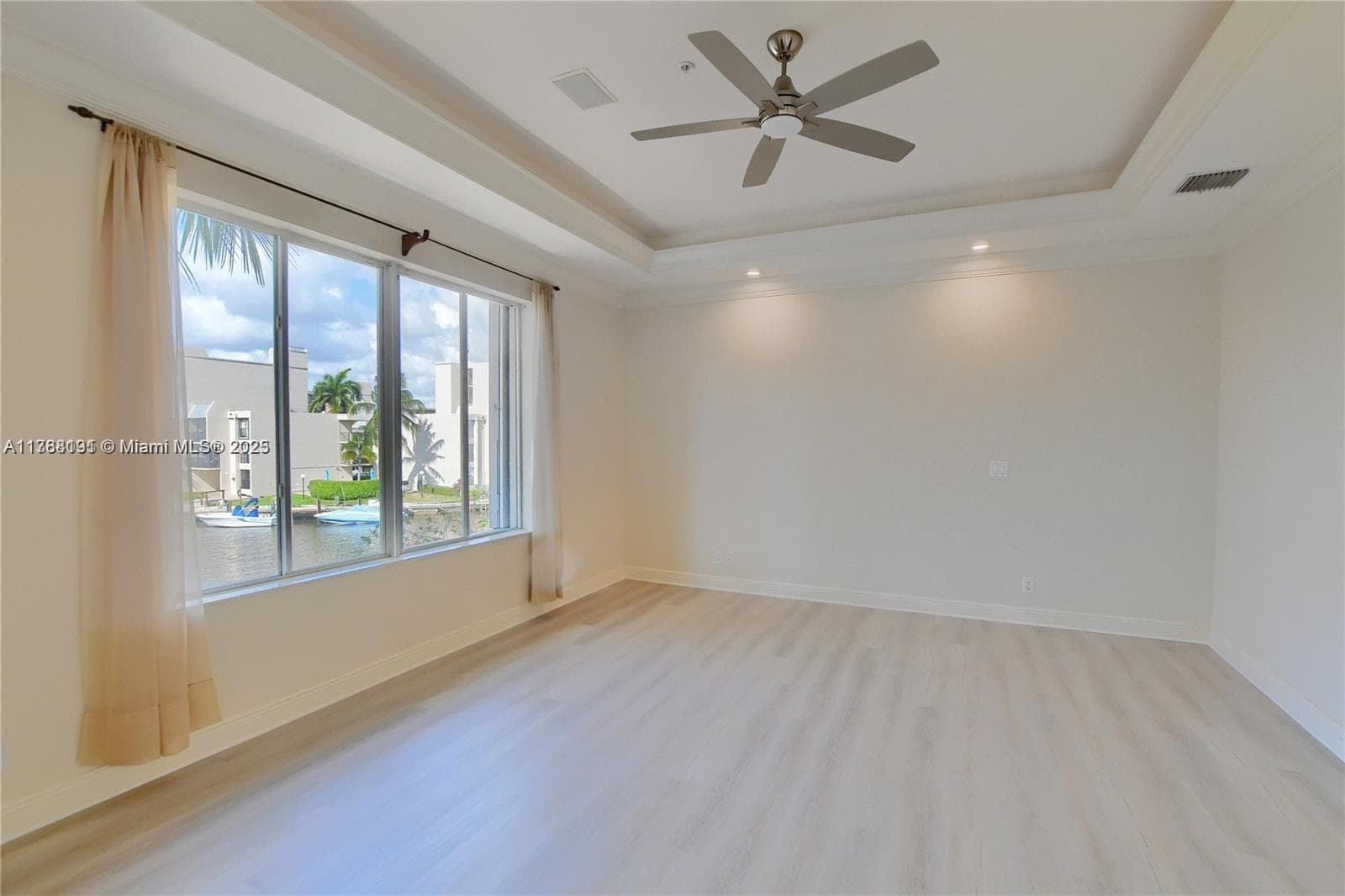 23 Royal Palm Way 16 photo 17