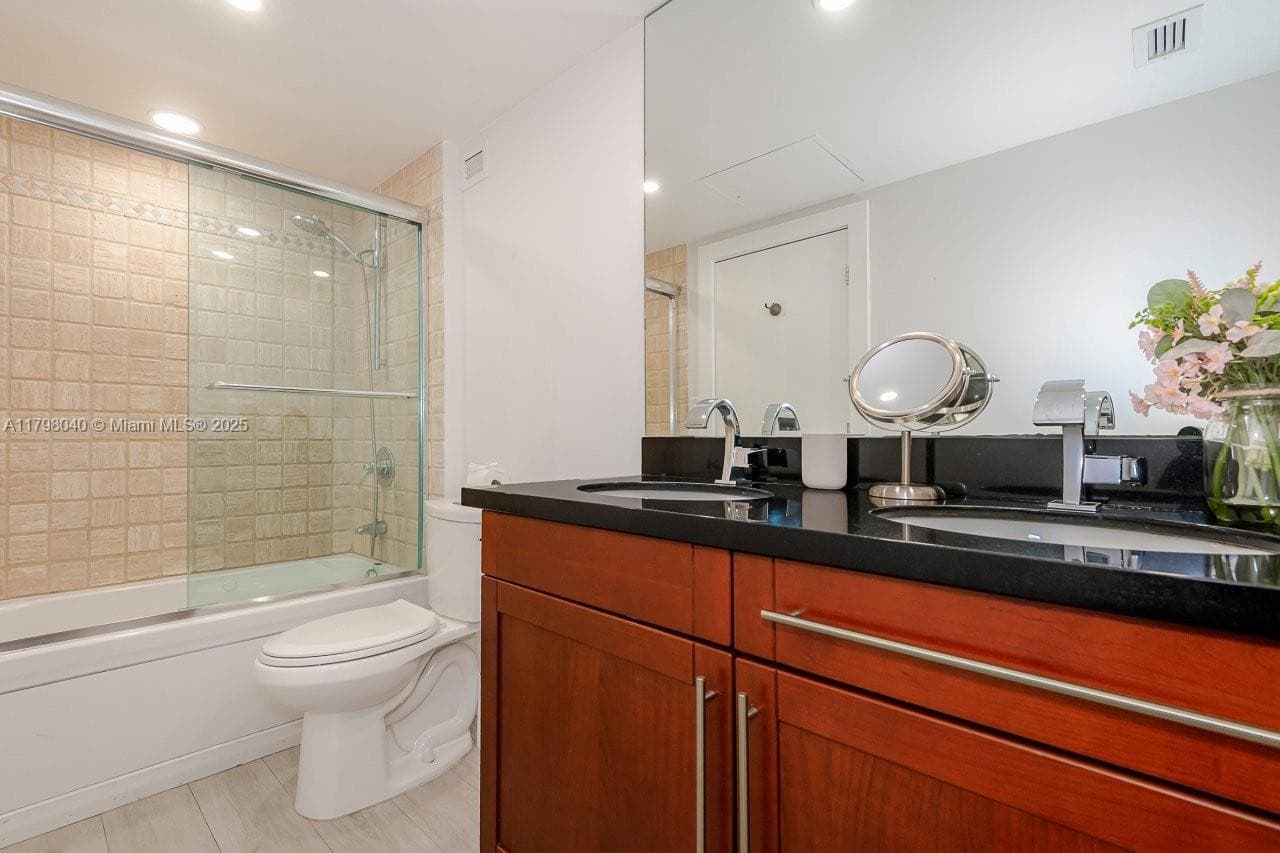 2301 Collins Ave 1531 photo 23