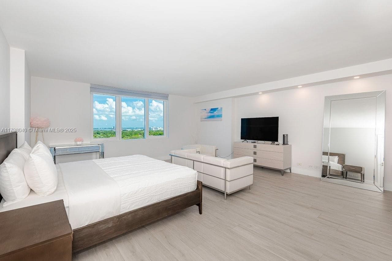 2301 Collins Ave 1531 photo 6