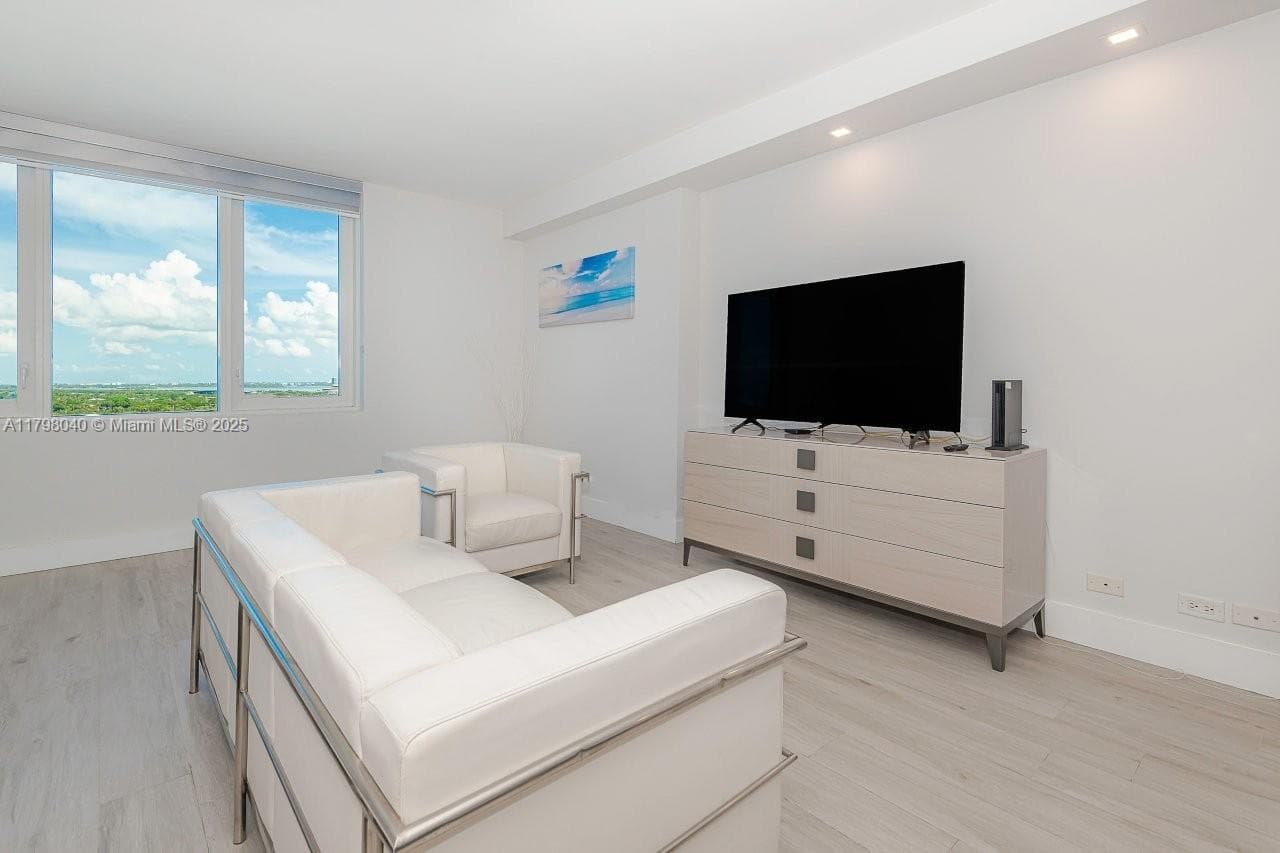 2301 Collins Ave 1531 photo 7
