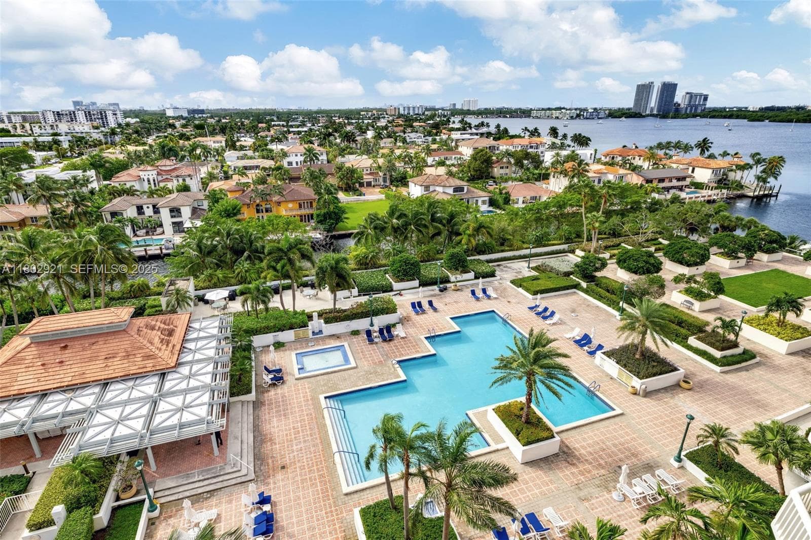 1000 Island Blvd 1508 photo 16