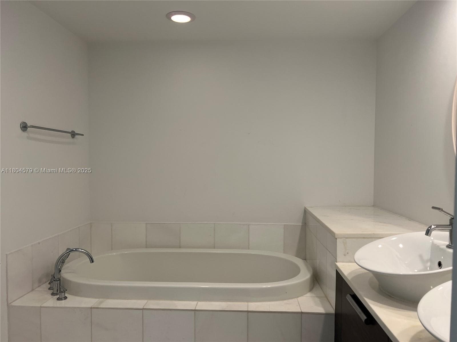 2950 NE 188th St 444 photo 13