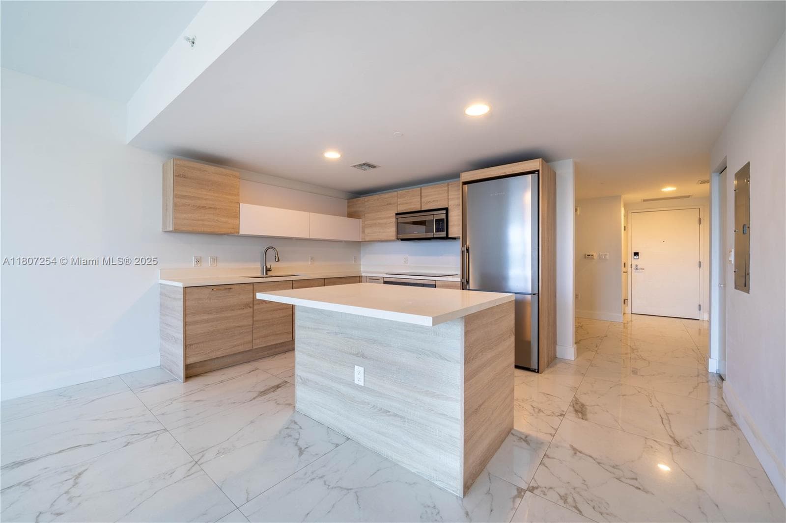16385 Biscayne Blvd 417 photo 3