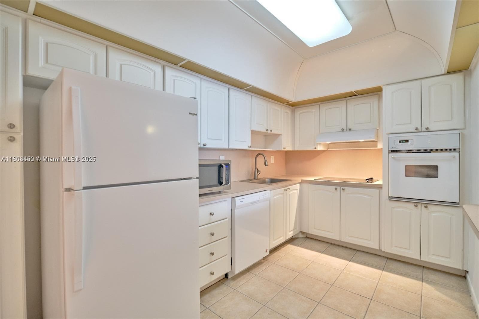 19390 Collins Ave 217 photo 7
