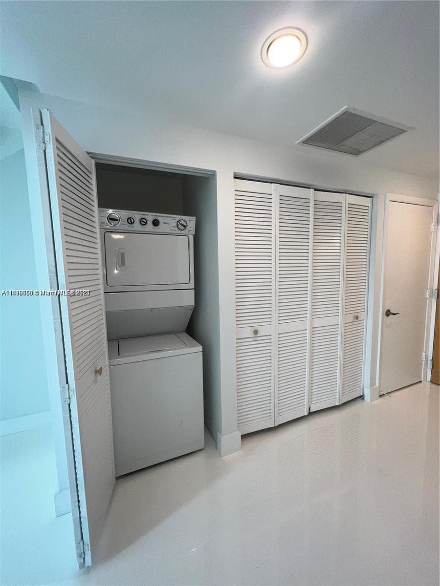 244 Biscayne Blvd 643 photo 10