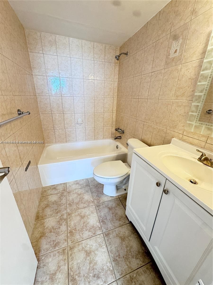 3660 NE 166th St 603 photo 9