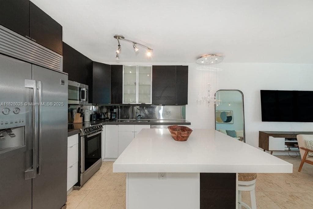 2301 Collins Ave 705 photo 6