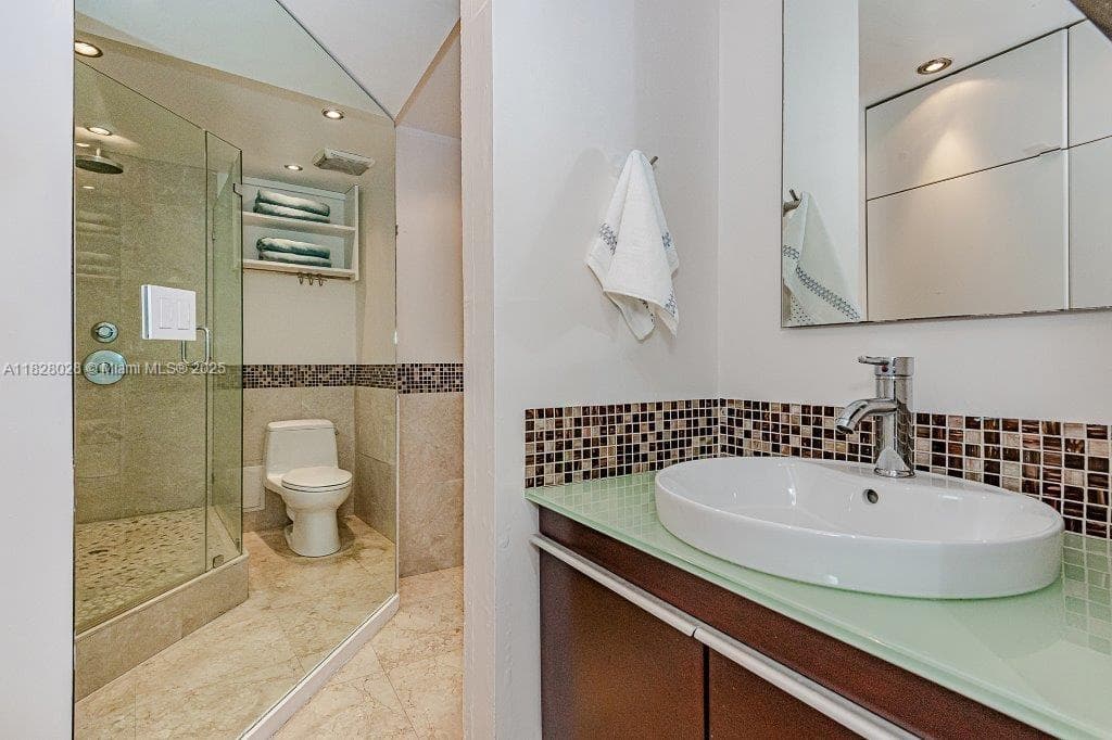 2301 Collins Ave 705 photo 21