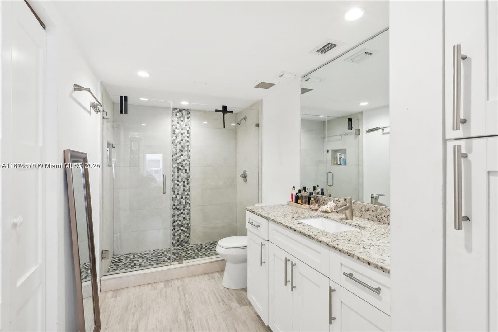 2401 Collins Ave 1011 photo 6
