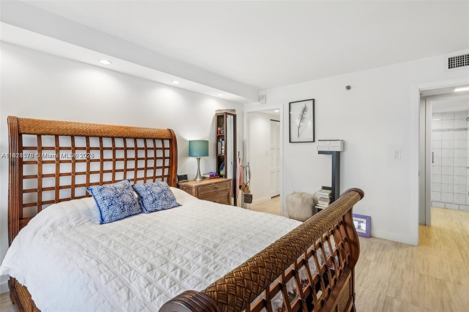 2401 Collins Ave 1011 photo 7