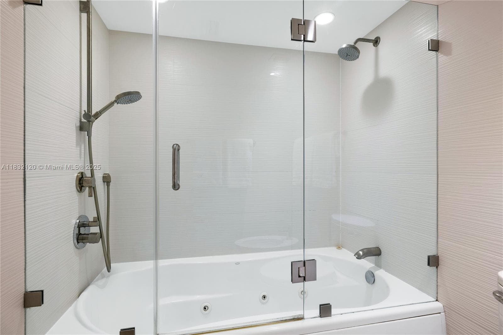 615 Ocean Dr 6A photo 24