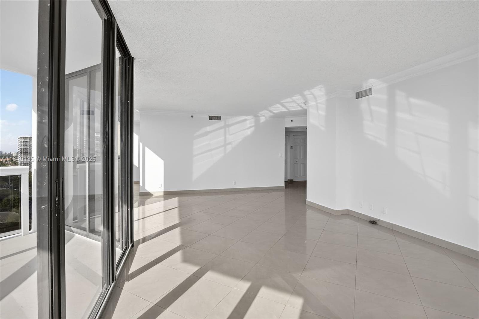 20185 E Country Club Dr 1405 photo 12
