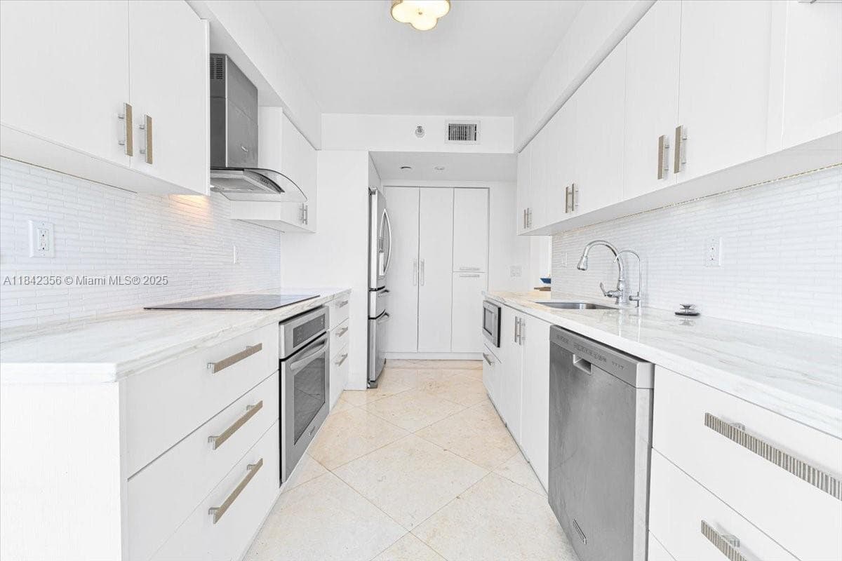 3500 Mystic Pointe Dr 2101 photo 23