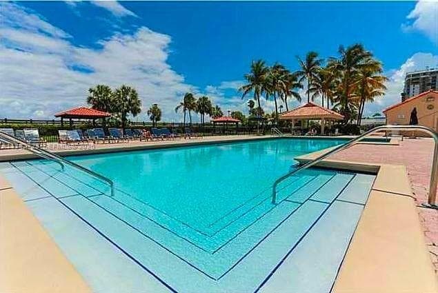 2555 Collins Ave PH214 photo 15